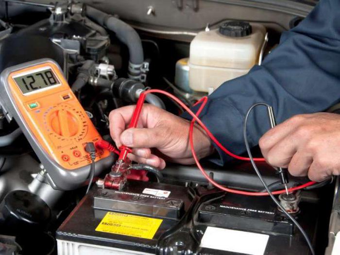 hoe de acculading van een auto te controleren zonder een voltmeter 
