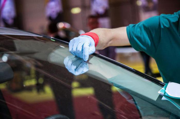 Scheuren in de voorruit van de auto aanbrengen. Voorruitreparatie