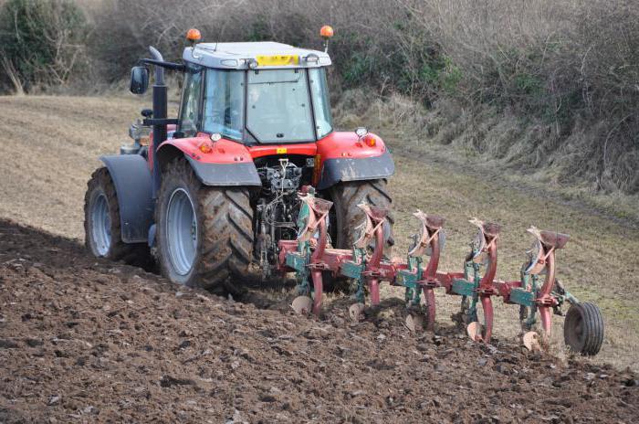 ploegen van land met een tractor 