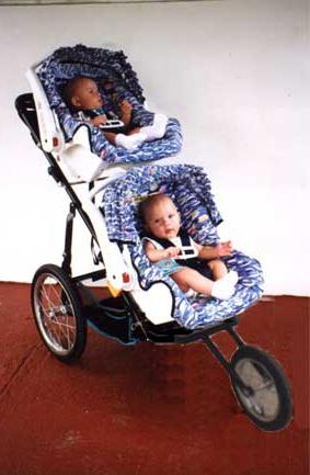 Kinderwagens voor tweelingen: deugden en zwakten