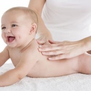 Hoe een pasgeboren baby goed te wassen: advies aan jonge moeders