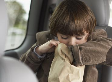 baby schommelt in de auto wat te doen