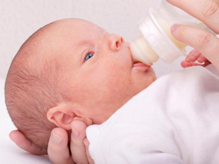 waarom spuugt de baby melk op na het eten?