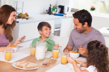 Ontbijt voor kinderen. Waar moet ik mijn kind op voorbereiden voor het ontbijt?