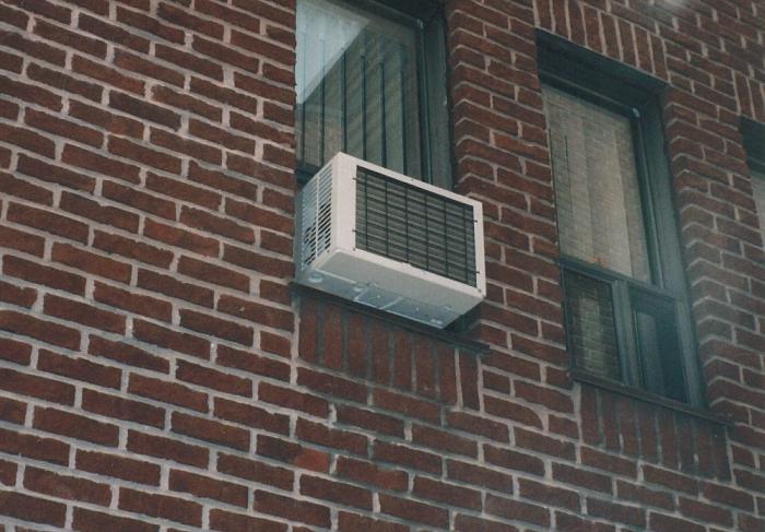 Voordelen, kenmerken en installatie van raamairconditioners