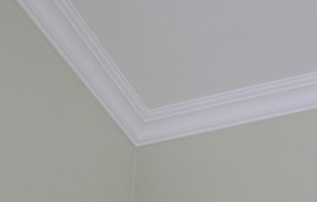 Plafond plint: installatie door uzelf