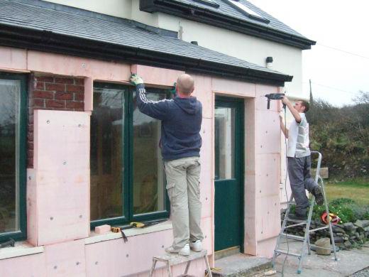 Opwarming van huizen buiten. Materialen voor isolatie van het huis buiten