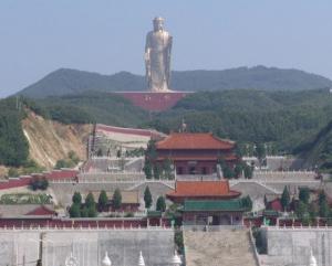 De tempel van de lente-boeddha is een symbool van het respect van het Chinese volk voor de erfenis van het boeddhisme