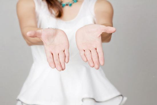 lijn van kinderen bij de hand