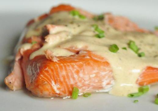 roze zalm met roomsaus