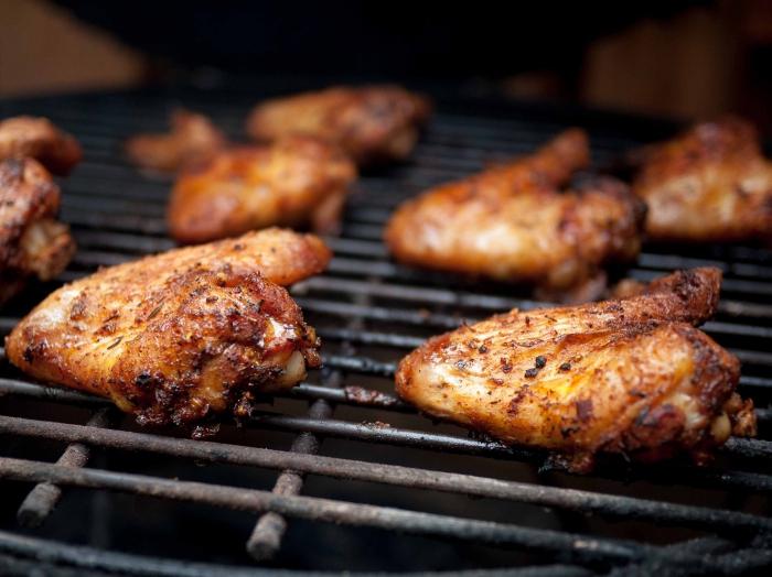 Kokende kippenvleugels op de grill