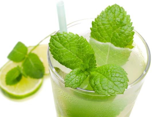 Hoe een niet-alcoholische mojito thuis bereiden