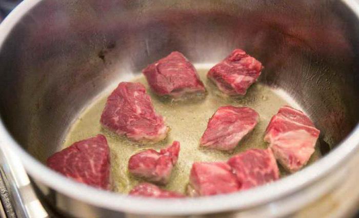 hoe rijst te koken met vlees in een pot