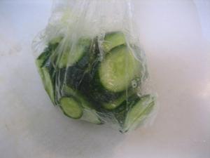 Hoe maak je snel gezouten komkommers in een pakket snel en smakelijk