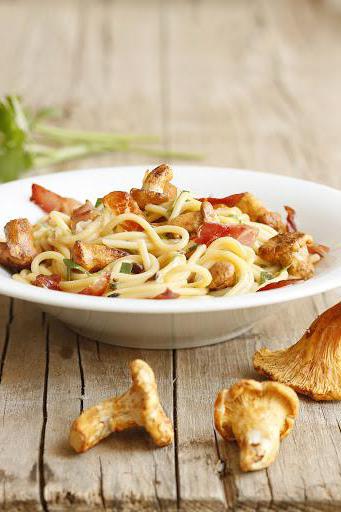 Pasta met cantharellen in romige saus: beschrijving en bereidingswijze van het gerecht