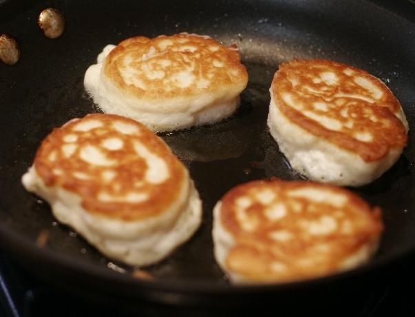 Weelderige pannenkoeken: een recept voor kefir in twee versies