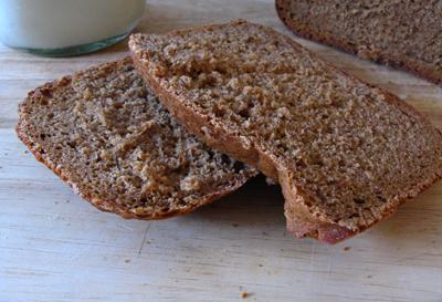 Stapsgewijs recept voor brood van roggebloem in een broodbakmachine