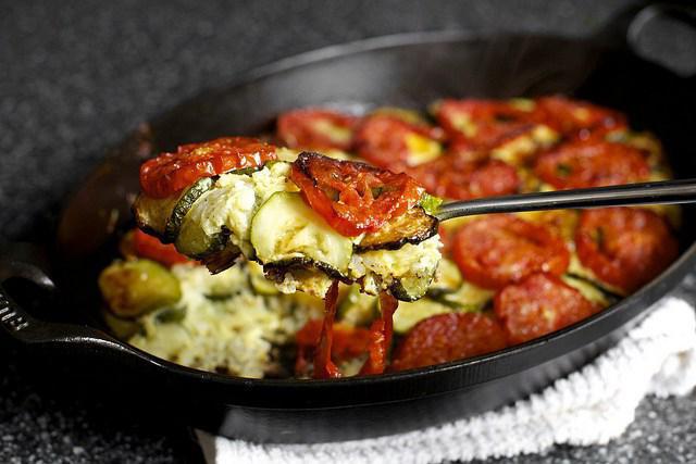 Een stevig en gezond ontbijt met courgettes met eieren en tomaten