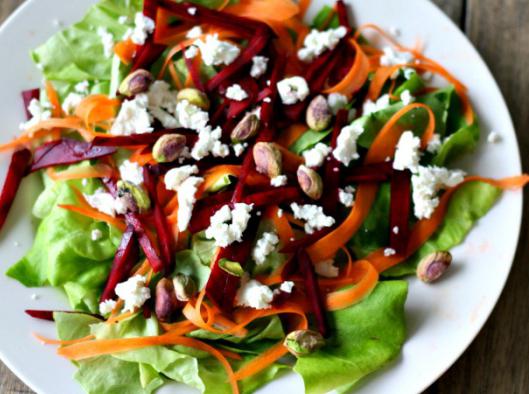 Vitamine wortelsalade met knoflook en kaas voor een feestelijk feest en een dagmenu