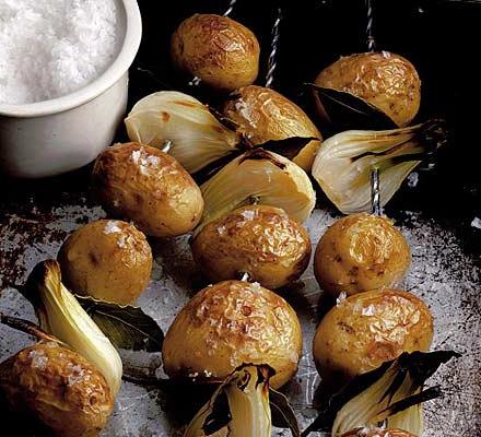 Gebakken jonge aardappelen in de oven: uitstekende recepten