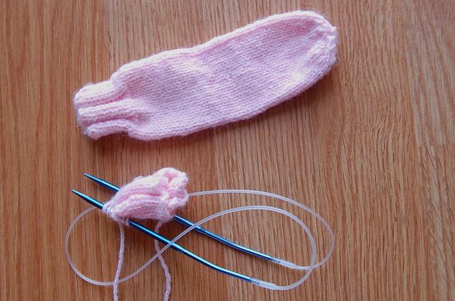 Gebreide sokken gebreid voor een kind: de kenmerken van het proces
