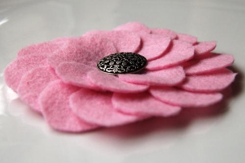 Heldere en mooie decoratie: een bloem van doek met je eigen handen