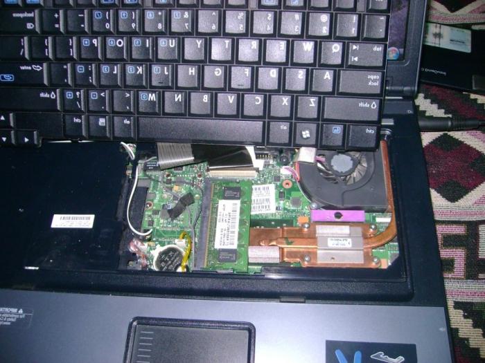Hoe wordt de laptop schoongemaakt?