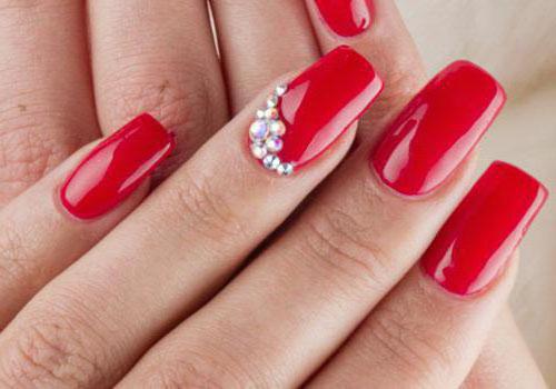 gelvernis rood ontwerp met strass-steentjesfoto