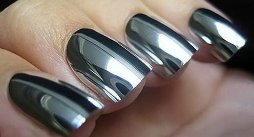 Manicure in grijstinten voor korte nagels