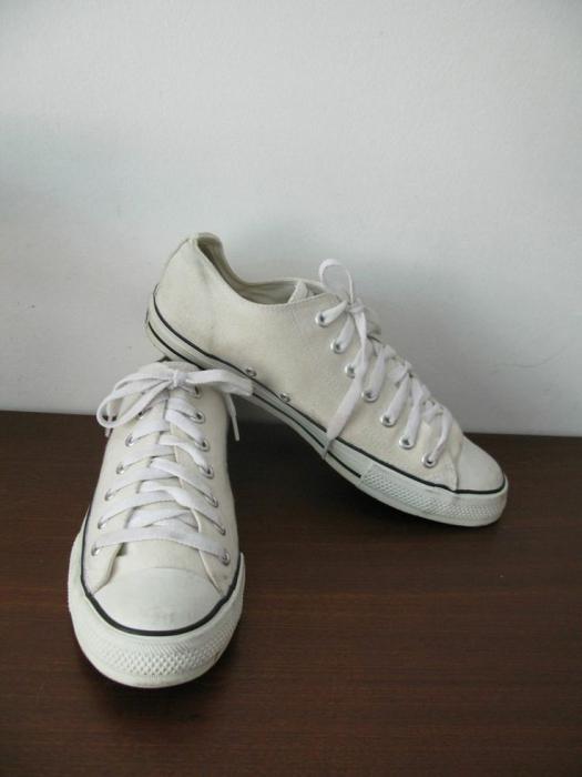 Wat te dragen met witte sneakers?