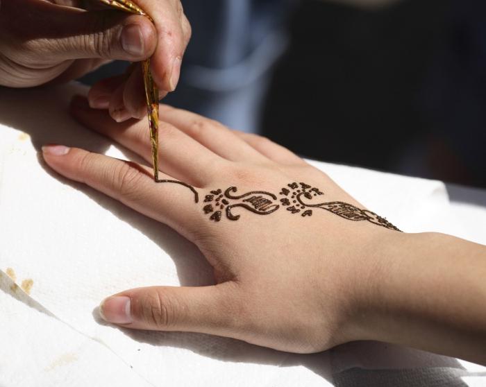 Handige henna voor tatoeages: waar te kopen? Hoe te tekenen?
