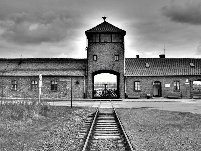 inscriptie op de poort van Auschwitz