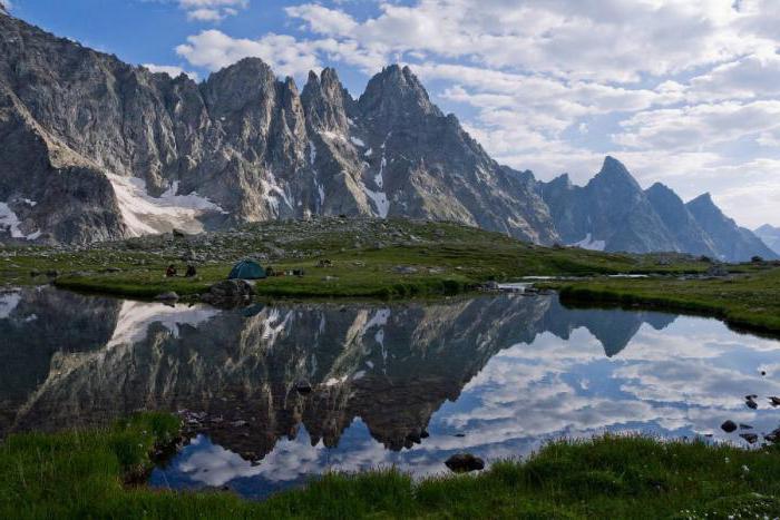 Dombai, een bergachtig gebied in Karachay-Cherkessia. Winter skivakantie