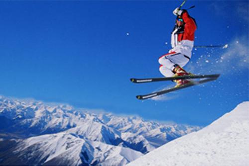 berg skiën in de buitenwijken