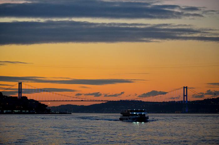 Brug over de Bosporus: de kortste route van Europa naar Azië