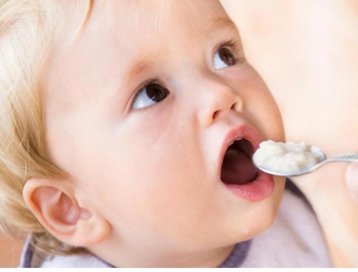 Om de baby gezond en sterk te houden: babyvoeding voor gewichtstoename